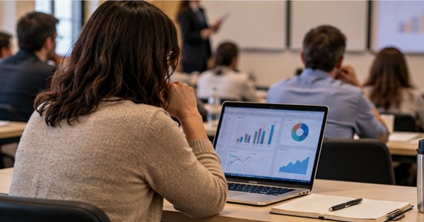 Profesional de una pyme consulta gráficos de analítica en una sesión formativa