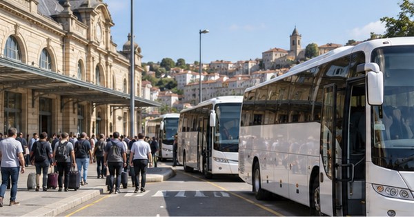 Autobuses regionales sin distintivos preparados en una estación ferroviaria española